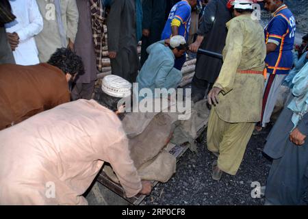 Pakistan, Minenunglück in Pir Ismail (180505) -- QUETTA (PAKISTAN), 5 mai 2018 -- des travailleurs ont enlevé un corps d'une mine de charbon effondrée à Pir Ismail, dans la région de Marwar, près de Quetta, capitale provinciale du Baloutchistan, au sud-ouest du Pakistan, le 5 mai 2018. Au moins 18 personnes ont été tuées, 13 autres blessées et environ une douzaine ont disparu alors que deux mines de charbon se sont effondrées dans différentes régions de la province du Baloutchistan, au sud-ouest du Pakistan, ont rapporté les médias locaux. PAKISTAN-QUETTA-MINE DE CHARBON-EFFONDREMENT Stringer PUBLICATIONxNOTxINxCHN Banque D'Images