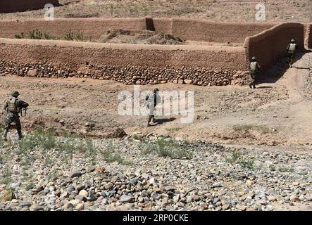 (180506) -- TIRIN KOT, le 6 mai 2018 -- des membres des forces de sécurité afghanes participent à une opération militaire à Tirin Kot, capitale de la province d'Oruzgan, Afghanistan, le 5 mai 2018.) (wtc) AFGHANISTAN-URUZGAN-OPÉRATION MILITAIRE SanaulahxSeiam PUBLICATIONxNOTxINxCHN Banque D'Images