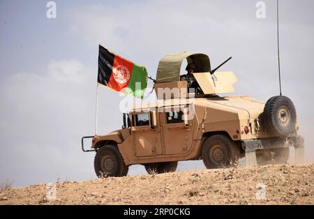 (180506) -- TIRIN KOT, le 6 mai 2018 -- un membre des forces de sécurité afghanes se tient à bord d'un véhicule militaire lors d'une opération militaire à Tirin Kot, capitale de la province d'Oruzgan, Afghanistan, le 5 mai 2018.) (wtc) AFGHANISTAN-URUZGAN-OPÉRATION MILITAIRE SanaulahxSeiam PUBLICATIONxNOTxINxCHN Banque D'Images