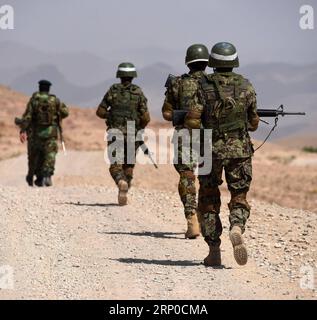 (180506) -- TIRIN KOT, le 6 mai 2018 -- des membres des forces de sécurité afghanes participent à une opération militaire à Tirin Kot, capitale de la province d'Oruzgan, Afghanistan, le 5 mai 2018.) (wtc) AFGHANISTAN-URUZGAN-OPÉRATION MILITAIRE SanaulahxSeiam PUBLICATIONxNOTxINxCHN Banque D'Images