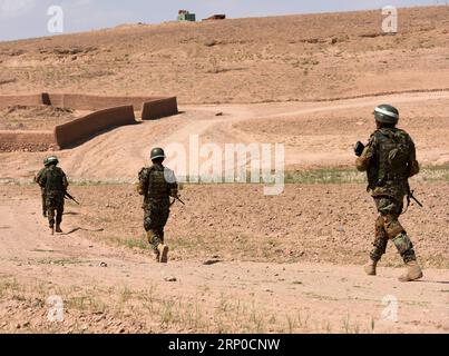 (180506) -- TIRIN KOT, le 6 mai 2018 -- des membres des forces de sécurité afghanes participent à une opération militaire à Tirin Kot, capitale de la province d'Oruzgan, Afghanistan, le 5 mai 2018.) (wtc) AFGHANISTAN-URUZGAN-OPÉRATION MILITAIRE SanaulahxSeiam PUBLICATIONxNOTxINxCHN Banque D'Images