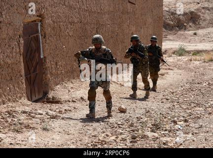 (180506) -- TIRIN KOT, le 6 mai 2018 -- des membres des forces de sécurité afghanes participent à une opération militaire à Tirin Kot, capitale de la province d'Oruzgan, Afghanistan, le 5 mai 2018.) (wtc) AFGHANISTAN-URUZGAN-OPÉRATION MILITAIRE SanaulahxSeiam PUBLICATIONxNOTxINxCHN Banque D'Images