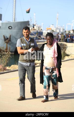 Themen der Woche kW 19 Bilder des Tages (180507) -- TRIPOLI, le 7 mai 2018 -- Une migrante illégale secourue arrive à la base navale de Tripoli, dans la capitale Tripoli, Libye, le 6 mai 2018. Dimanche, les garde-côtes libyens ont secouru 316 migrants illégaux de différentes nationalités africaines lors de trois opérations distinctes au large de la côte ouest du pays.) (gj) LIBYE-TRIPOLI-MIGRANTS ILLÉGAUX HamzaxTurkia PUBLICATIONxNOTxINxCHN Banque D'Images