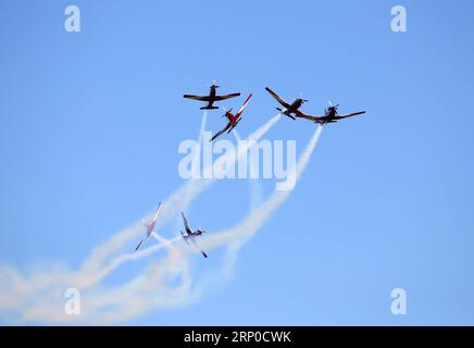 (180507) -- SYDNEY, le 7 mai 2018 -- des avions jouent au spectacle aérien Wings Over Illawarra, à l'aéroport d'Albion Park, à 100 km au sud de Sydney, Australie, le 6 mai 2018. Avec plus de 80 avions exposés au sol et dans le ciel, le programme de cette année a été le plus important jamais vu, avec plus de 40 000 personnes présentes pour l'événement de deux jours, samedi et dimanche. ) (gj) AUSTRALIA-SYDNEY-AIR SHOW BaixXuefei PUBLICATIONxNOTxINxCHN Banque D'Images