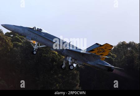 (180507) -- SYDNEY, le 7 mai 2018 -- un Australain F-18 Hornet se produit au spectacle aérien Wings Over Illawarra, à l'aéroport d'Albion Park, à 100 km au sud de Sydney, en Australie, le 6 mai 2018. Avec plus de 80 avions exposés au sol et dans le ciel, le programme de cette année a été le plus important jamais vu, avec plus de 40 000 personnes présentes pour l'événement de deux jours, samedi et dimanche. ) (gj) AUSTRALIA-SYDNEY-AIR SHOW BaixXuefei PUBLICATIONxNOTxINxCHN Banque D'Images