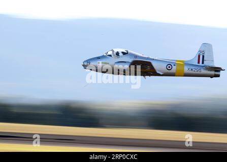 (180507) -- SYDNEY, le 7 mai 2018 -- Un Jet Provost se produit au spectacle aérien Wings Over Illawarra, à l'aéroport d'Albion Park, à 100 km au sud de Sydney, Australie, le 6 mai 2018. Avec plus de 80 avions exposés au sol et dans le ciel, le programme de cette année a été le plus important jamais vu, avec plus de 40 000 personnes présentes pour l'événement de deux jours, samedi et dimanche. ) (gj) AUSTRALIA-SYDNEY-AIR SHOW BaixXuefei PUBLICATIONxNOTxINxCHN Banque D'Images