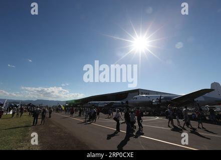 (180507) -- SYDNEY, le 7 mai 2018 -- les gens visitent le spectacle aérien Wings over Illawarra, à l'aéroport d'Albion Park, à 100 km au sud de Sydney, Australie, le 6 mai 2018. Avec plus de 80 avions exposés au sol et dans le ciel, le programme de cette année a été le plus important jamais vu, avec plus de 40 000 personnes présentes pour l'événement de deux jours, samedi et dimanche. ) (gj) AUSTRALIA-SYDNEY-AIR SHOW BaixXuefei PUBLICATIONxNOTxINxCHN Banque D'Images