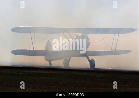 (180507) -- SYDNEY, le 7 mai 2018 -- un avion est vu au spectacle aérien Wings Over Illawarra, à l'aéroport d'Albion Park, à 100 km au sud de Sydney, Australie, le 6 mai 2018. Avec plus de 80 avions exposés au sol et dans le ciel, le programme de cette année a été le plus important jamais vu, avec plus de 40 000 personnes présentes pour l'événement de deux jours, samedi et dimanche. ) (gj) AUSTRALIA-SYDNEY-AIR SHOW BaixXuefei PUBLICATIONxNOTxINxCHN Banque D'Images