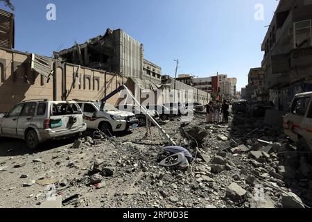 Themen der Woche kW 19 Bilder des Tages (180507) -- SANAA, le 7 mai 2018 -- des gens se tiennent debout sur les débris devant le siège du bureau présidentiel, à Sanaa, Yémen, le 7 mai 2018. Une puissante frappe aérienne de la coalition dirigée par l'Arabie saoudite a frappé le siège du bureau présidentiel dans la capitale yéménite Sanaa lundi, ciblant une réunion secrète de dirigeants chiites houthis alliés à l'Iran et tuant au moins six, ont déclaré des sources de sécurité sur place à Xinhua. (Zjl) YEMEN-SANAA-AIRSTRIKE-PRESIDENTIAL OFFICE MohammedxMohammed PUBLICATIONxNOTxINxCHN Banque D'Images