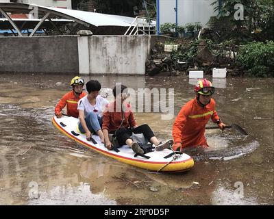 Themen der Woche kW 19 Bilder des Tages (180507) -- XIAMEN, 7 mai 2018 () -- des secouristes évacuent les habitants touchés par les inondations à Xiamen, dans la province du Fujian du sud-est de la Chine, le 7 mai 2018. Des crues soudaines ont éclaté ici en raison de fortes pluies. ()(Ly) CHINA-FUJIAN-XIAMEN-HEAVEY RAINFOREST (CN) Xinhua PUBLICATIONxNOTxINxCHN Banque D'Images