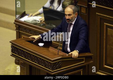 Themen der Woche kW 19 Bilder des Tages (180508) -- EREVAN, le 8 mai 2018 -- le nouveau Premier ministre Nikol Pashinyan prononce un discours au Parlement à Erevan, Arménie, le 8 mai 2018. Mardi, le Parlement arménien a élu le chef de l opposition Nikol Pashinyan au poste de Premier ministre du pays. (Zxj) ARMÉNIE-EREVAN-PM ELECTION-NIKOL PASHINYAN GevorgxGhazaryan PUBLICATIONxNOTxINxCHN Banque D'Images