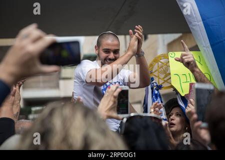 Themen der Woche kW 19 Bilder des Tages (180508) -- RAMLA, le 8 mai 2018 -- le soldat israélien Elor Azaria, accusé d'avoir tiré sur un palestinien, est vu dans sa ville natale de Ramla, en Israël, après sa libération de prison le 8 mai 2018. Le gouvernement palestinien a frappé mardi une libération anticipée du soldat israélien Elor Azaria qui a été accusé d'avoir tiré sur un palestinien à bout portant à Hébron en 2016, un encouragement à tuer plus de Palestiniens de sang-froid. )(RH) ISRAEL-RAMLA-HEBRON TIREUR-RELEASE JINI PUBLICATIONXNOTXINXCHN Banque D'Images