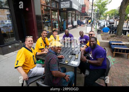 Ann Arbor, Michigan, États-Unis. 2 septembre 2023. Les fans de football de l'Université du Michigan et de Caroline de l'est sourient pour une photo sur main Street après que le Michigan a battu la Caroline de l'est 30 à 3 lors de l'ouverture de la saison à The Big House à Ann Arbor. (Image de crédit : © Mark Bialek/ZUMA Press Wire) USAGE ÉDITORIAL SEULEMENT! Non destiné à UN USAGE commercial ! Banque D'Images