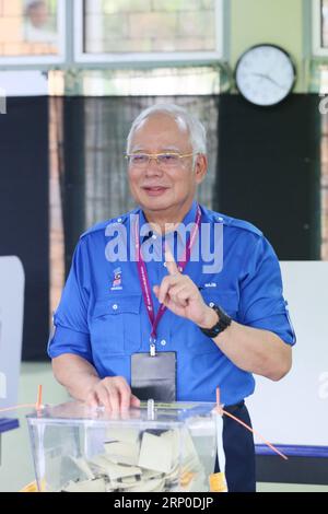 Bilder des Tages (180509) -- PEKAN, le 9 mai 2018 -- le Premier ministre sortant de Malaisie Najib Razak vote dans un bureau de vote lors des élections générales à Pekan, dans l'État de Pahang, dans l'est du pays, le 9 mai 2018. La Malaisie a tenu des élections générales mercredi. ) (lrz) MALAISIE-ELECTIONS GÉNÉRALES ZhuxWei PUBLICATIONxNOTxINxCHN Banque D'Images