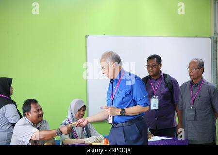 (180509) -- PEKAN, 9 mai 2018 -- le Premier ministre sortant de Malaisie, Najib Razak, se prépare à voter dans un bureau de vote lors des élections générales à Pekan, dans l'État de Pahang, dans l'est du pays, le 9 mai 2018. La Malaisie a tenu des élections générales mercredi. ) (lrz) MALAISIE-ELECTIONS GÉNÉRALES ZhuxWei PUBLICATIONxNOTxINxCHN Banque D'Images