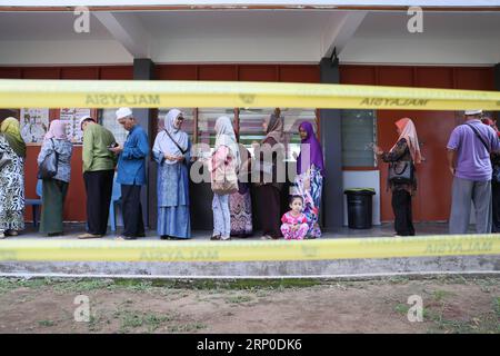 Themen der Woche kW 19 Bilder des Tages (180509) -- PEKAN, le 9 mai 2018 -- les gens attendent pour voter dans un bureau de vote lors des élections générales à Pekan, dans l'État oriental de Pahang, en Malaisie, le 9 mai 2018. La Malaisie a tenu des élections générales mercredi. ) (lrz) MALAISIE-ELECTIONS GÉNÉRALES ZhuxWei PUBLICATIONxNOTxINxCHN Banque D'Images