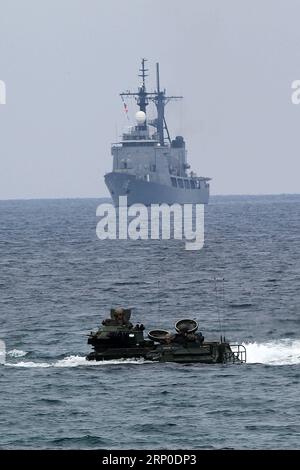 (180509) -- ZAMBALES, 9 mai 2018 -- un char de véhicule amphibie d'assaut (AAV) participe à l'entraînement à l'atterrissage amphibie dans le cadre des exercices Balikatan 2018 entre les Philippines et les États-Unis dans la province de Zambales, aux Philippines, le 9 mai 2018.) YY) EXERCICE MILITAIRE PHILIPPINES-ZAMBALES-États-Unis ROUELLExUMALI PUBLICATIONxNOTxINxCHN Banque D'Images