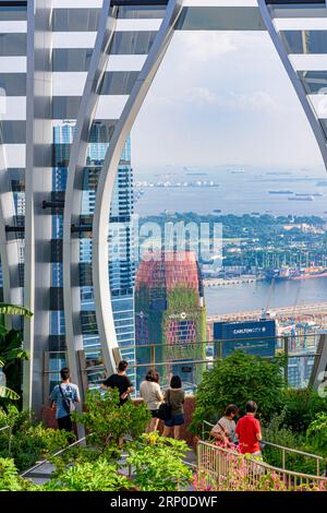 Vues sur le CBD vers le détroit de Singapour depuis le jardin du toit du 51e étage dans le bâtiment CapitaSpring conçu biophilique à Singapour Banque D'Images