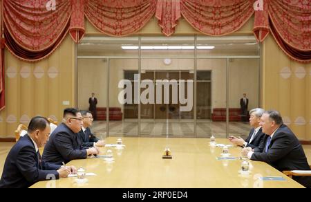 (180510) -- PYONGYANG, 10 mai 2018 -- photo fournie par l'Agence centrale de presse coréenne () le 10 mai 2018 montre Kim Jong un (2e L), haut dirigeant de la République populaire démocratique de Corée (RPDC), en pourparlers avec le secrétaire d'État américain Mike Pompeo (1e R) en visite le 9 mai 2018. Kim Jong un a exprimé sa confiance que sa prochaine réunion au sommet avec le président américain Donald Trump serait historique. (ZCC) RPDC-KIM JONG UN-U.S.-POMPEO-MEETING KCNA PUBLICATIONXNOTXINXCHN Banque D'Images