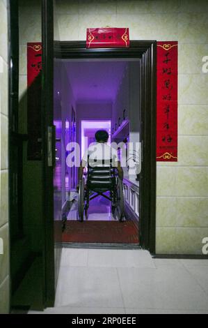 (180510) -- BEICHUAN, le 10 mai 2018 -- Zheng Haiyang, un survivant qui a perdu ses jambes dans le tremblement de terre de Wenchuan de magnitude 8,0 de 2008, rentre chez lui dans le nouveau comté de Beichuan, dans la province du Sichuan, au sud-ouest de la Chine, le 8 mai 2018. Il y a dix ans, Zheng, alors élève de 17 ans à l’école secondaire de Beichuan, a été extirpé 22 heures après avoir été pris au piège dans les décombres du bâtiment de l’école dans le comté de Beichuan. Beichuan a été l'une des régions les plus touchées lorsque le séisme catastrophique a frappé le comté de Wenchuan le 12 mai 2008. Zheng était un survivant du tremblement de terre qui a fait plus de 80 000 morts ou Banque D'Images