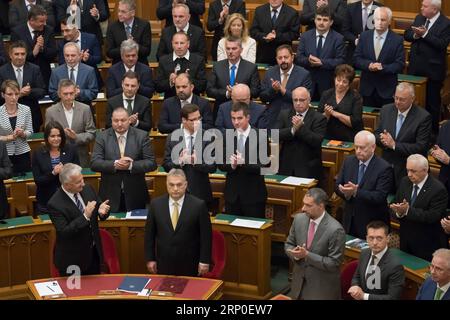 Themen der Woche kW 19 Bilder des Tages (180510) -- BUDAPEST, le 10 mai 2018 -- le Premier ministre hongrois Viktor Orban (2e L, en bas) est applaudi par les membres de son parti après avoir prêté serment à Budapest, en Hongrie, le 10 mai 2018. Viktor Orban a été réélu Premier ministre hongrois par le Parlement jeudi, entamant un troisième mandat consécutif et un quatrième mandat général à la tête de la Hongrie. HONGRIE-BUDAPEST-PREMIER MINISTRE-CÉRÉMONIE DE PRESTATION DE SERMENT ATTILAXVOLGYI PUBLICATIONXNOTXINXCHN Banque D'Images