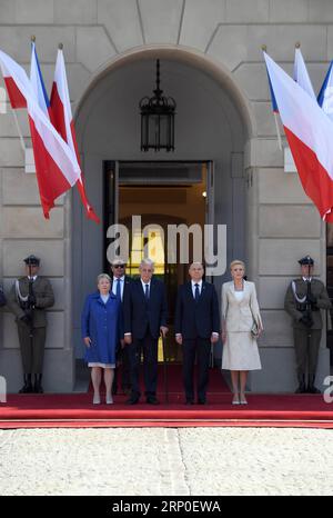 (180510) -- VARSOVIE, le 10 mai 2018 -- le président polonais Andrzej Duda (2e R, Front) rencontre le président tchèque Milos Zeman (2e L, Front) en visite au palais présidentiel polonais à Varsovie, Pologne, le 10 mai 2018. Le président tchèque Milos Zeman a commencé sa visite en Pologne jeudi par une rencontre avec son homologue polonais Andrzej Duda. POLOGNE-VARSOVIE-RÉPUBLIQUE TCHÈQUE-VISITE DE MaciejxGillert PUBLICATIONxNOTxINxCHN Banque D'Images