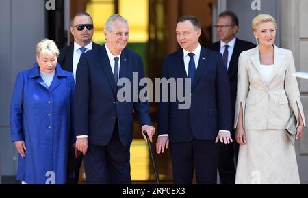 (180510) -- VARSOVIE, le 10 mai 2018 -- le président polonais Andrzej Duda (2e R, Front) rencontre le président tchèque Milos Zeman (2e L, Front) en visite au palais présidentiel polonais à Varsovie, Pologne, le 10 mai 2018. Le président tchèque Milos Zeman a commencé sa visite en Pologne jeudi par une rencontre avec son homologue polonais Andrzej Duda. POLOGNE-VARSOVIE-RÉPUBLIQUE TCHÈQUE-VISITE DE MaciejxGillert PUBLICATIONxNOTxINxCHN Banque D'Images