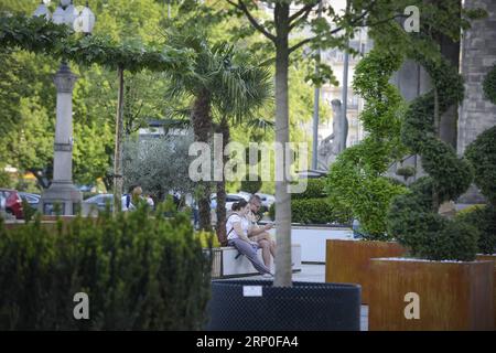 (180511) -- VARSOVIE, le 11 mai 2018 -- les gens se reposent dans un espace vert au Palais de la Culture et de la Science à Varsovie, Pologne, le 11 mai 2018. La ville a pris une initiative appelée Green Heart of the City pour créer un espace calme et naturel pour les gens pendant les mois chauds. POLOGNE-VARSOVIE-ESPACE VERT JaapxArriens PUBLICATIONxNOTxINxCHN Banque D'Images