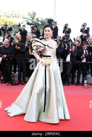 (180511) -- CANNES, 11 mai 2018 -- l'actrice chinoise Fan Bingbing pose sur le tapis rouge avant la première du film chinois Ash is Purest White au 71e Festival de Cannes, France, le 11 mai 2018. Le 71e Festival de Cannes se tient du 8 au 19 mai. ) FRANCE-CANNES-FILM FESTIVAL- ASH EST BLANC LE PLUS PUR -PREMIERE LUOXHUANHUAN PUBLICATIONXNOTXINXCHN Banque D'Images