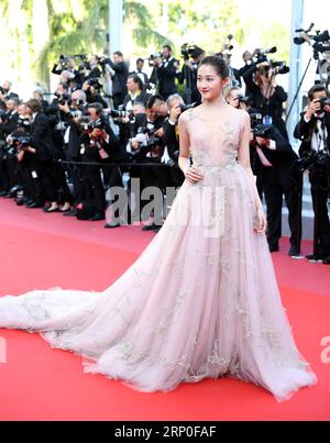 (180511) -- CANNES, 11 mai 2018 -- l'actrice chinoise Guan Xiaotong pose sur le tapis rouge avant la première du film Ash is Purest White au 71e Festival de Cannes, France, le 11 mai 2018. Le 71e Festival de Cannes se tient ici du 8 au 19 mai. ) FRANCE-CANNES-FILM FESTIVAL- ASH EST BLANC LE PLUS PUR -PREMIERE LUOXHUANHUAN PUBLICATIONXNOTXINXCHN Banque D'Images
