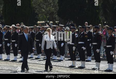 (180512) -- LISBONNE, le 12 mai 2018 -- le président Protuguese Marcelo Rebelo de Sousa (à gauche) organise une cérémonie de bienvenue pour la présidente croate Kolinda Grabar-Kitarovic à Lisbonne le 11 mai 2018. Kolinda Grabar-Kitarovic a entamé vendredi une visite d'État de deux jours au Portugal. ) (dtf) PORTUGAL-LISBONNE-PRÉSIDENT CROATE-VISITE ZhangxLiyun PUBLICATIONxNOTxINxCHN Banque D'Images