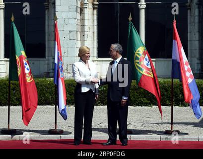 (180512) -- LISBONNE, le 12 mai 2018 -- le président Protuguese Marcelo Rebelo de Sousa (droite) rencontre la présidente croate Kolinda Grabar-Kitarovic à Lisbonne le 11 mai 2018. Kolinda Grabar-Kitarovic a entamé vendredi une visite d'État de deux jours au Portugal. ) (dtf) PORTUGAL-LISBONNE-PRÉSIDENT CROATE-VISITE ZhangxLiyun PUBLICATIONxNOTxINxCHN Banque D'Images