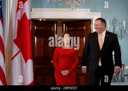 (180512) -- WASHINGTON D.C., le 12 mai 2018 -- le secrétaire d'État américain Mike Pompeo (à droite) marche avec la ministre canadienne des Affaires étrangères Chrystia Freeland en visite avant une réunion au département d'État à Washington D.C., le 11 mai 2018.) (dtf) U.S.-WASHINGTON D.C.-CANADIAN FM-MEETING TingxShen PUBLICATIONxNOTxINxCHN Banque D'Images