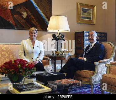 (180512) -- LISBONNE, le 12 mai 2018 -- le président Protuguese Marcelo Rebelo de Sousa (droite) rencontre la présidente croate Kolinda Grabar-Kitarovic à Lisbonne le 11 mai 2018. Kolinda Grabar-Kitarovic a entamé vendredi une visite d'État de deux jours au Portugal. ) (dtf) PORTUGAL-LISBONNE-PRÉSIDENT CROATE-VISITE ZhangxLiyun PUBLICATIONxNOTxINxCHN Banque D'Images