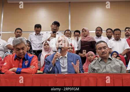 (180512) -- KUALA LUMPUR, le 12 mai 2018 -- l'ancien Premier ministre malaisien Najib Razak (R front) assiste à une conférence de presse à Kuala Lumpur, Malaisie, le 12 mai 2018. Najib Razak a déclaré samedi qu'il démissionnait de ses fonctions de chef de son Organisation nationale unie des Malais (UMNO) et de la coalition Barisan Nasional (BN) suite à la défaite aux élections législatives. L'annonce a été mise en avant par la décision du nouveau gouvernement d'interdire à Najib et à sa femme de quitter le pays en attendant l'enquête sur des allégations de corruption. (SRB) MALAISIE-KUALA LUMPUR-NAJIB-PARTI CHEF-DÉMISSION STRI Banque D'Images