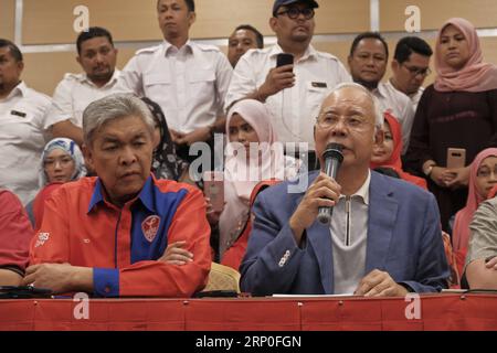 (180512) -- KUALA LUMPUR, le 12 mai 2018 -- l'ancien Premier ministre malaisien Najib Razak (R front) assiste à une conférence de presse à Kuala Lumpur, Malaisie, le 12 mai 2018. Najib Razak a déclaré samedi qu'il démissionnait de ses fonctions de chef de son Organisation nationale unie des Malais (UMNO) et de la coalition Barisan Nasional (BN) suite à la défaite aux élections législatives. L'annonce a été mise en avant par la décision du nouveau gouvernement d'interdire à Najib et à sa femme de quitter le pays en attendant l'enquête sur des allégations de corruption. (SRB) MALAISIE-KUALA LUMPUR-NAJIB-PARTI CHEF-DÉMISSION STRI Banque D'Images