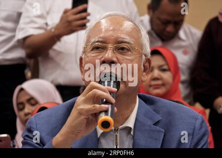 (180512) -- KUALA LUMPUR, le 12 mai 2018 -- l'ancien Premier ministre malaisien Najib Razak assiste à une conférence de presse à Kuala Lumpur, Malaisie, le 12 mai 2018. Najib Razak a déclaré samedi qu'il démissionnait de ses fonctions de chef de son Organisation nationale unie des Malais (UMNO) et de la coalition Barisan Nasional (BN) suite à la défaite aux élections législatives. L'annonce a été mise en avant par la décision du nouveau gouvernement d'interdire à Najib et à sa femme de quitter le pays en attendant l'enquête sur des allégations de corruption. (SRB) MALAISIE-KUALA LUMPUR-NAJIB-CHEF DU PARTI DÉMISSIONNAIRE STRINGER BLI Banque D'Images