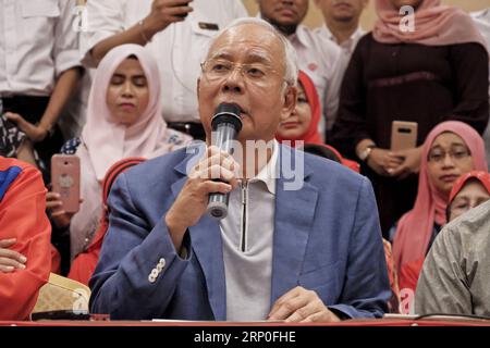 (180512) -- KUALA LUMPUR, le 12 mai 2018 -- l'ancien Premier ministre malaisien Najib Razak assiste à une conférence de presse à Kuala Lumpur, Malaisie, le 12 mai 2018. Najib Razak a déclaré samedi qu'il démissionnait de ses fonctions de chef de son Organisation nationale unie des Malais (UMNO) et de la coalition Barisan Nasional (BN) suite à la défaite aux élections législatives. L'annonce a été mise en avant par la décision du nouveau gouvernement d'interdire à Najib et à sa femme de quitter le pays en attendant l'enquête sur des allégations de corruption. (SRB) MALAISIE-KUALA LUMPUR-NAJIB-CHEF DU PARTI DÉMISSIONNAIRE STRINGER BLI Banque D'Images