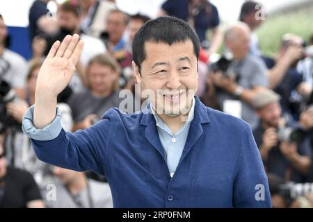(180512) -- CANNES, 12 mai 2018 -- la réalisatrice Jia Zhangke du film chinois en compétition, Ash is Purest White , pose lors d'un photocall du 71e Festival International du film de Cannes à Cannes, France, le 12 mai 2018. Le 71e Festival International du film de Cannes se tient du 8 au 19 mai. Chen Yichen)(yk) FRANCE-CANNES-FILM FESTIVAL-ASH EST LE PLUS PUR BLANC-PHOTOCALL chenyichen PUBLICATIONxNOTxINxCHN Banque D'Images
