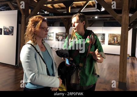 (180512) -- ISTANBUL, 12 mai 2018 -- la photographe néerlandaise Hellen van Meene (L) s'entretient avec la photographe allemande Julia Fullerton-Batten lors d'un festival de photographie à Istanbul, Turquie, le 11 mai 2018. Trois photographes de renommée mondiale se joignant à un festival de photographie à Istanbul ont exhorté les jeunes talents à développer leur propre identité tout au long de leur carrière et à devenir uniques dans leurs œuvres. TURQUIE-ISTANBUL-PHOTO FESTIVAL ZeynepxCermen PUBLICATIONxNOTxINxCHN Banque D'Images