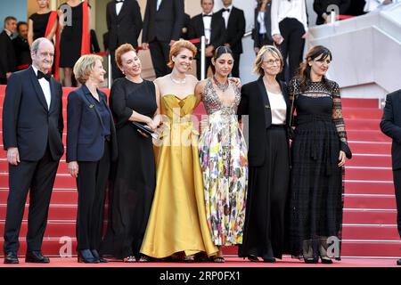 (180512) -- CANNES, le 12 mai 2018 -- la réalisatrice française Eva Husson (C), avec d'autres membres du personnel du film Girls of the Sun , pose lors de la première au 71e Festival International du film de Cannes à Cannes, France, le 12 mai 2018. Le 71e Festival International du film de Cannes se tient ici du 8 au 19 mai. ) FRANCE-CANNES-FESTIVAL-FILLES DU SOLEIL-PREMIÈRE CHENXYICHEN PUBLICATIONXNOTXINXCHN Banque D'Images