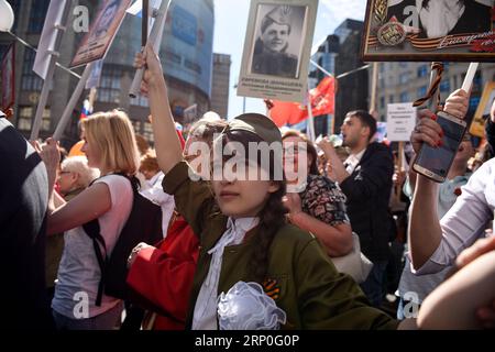 (180513) -- PÉKIN, le 13 mai 2018 -- des personnes tenant des portraits de leurs proches qui ont combattu pendant la Seconde Guerre mondiale prennent part à la marche du régiment immortel à Moscou, en Russie, le 9 mai 2018. La marche est l'un des événements marquant le 73e anniversaire de la victoire sur l'Allemagne nazie pendant la Seconde Guerre mondiale. XINHUA PHOTO CHOIX HEBDOMADAIRES (CN) EvgenyxSinitsyn PUBLICATIONxNOTxINxCHN Banque D'Images