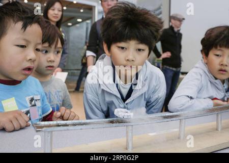 (180513) -- VANCOUVER, le 13 mai 2018 -- des enfants regardent une expérience lors du rendez-vous scientifique qui s'est tenu à l'Université de la Colombie-Britannique à Vancouver, Canada, le 12 mai 2018. Science Rendezvous est un événement scientifique avec plus de 300 événements simultanés dans différentes villes du Canada. L'événement visait à engager le public, en particulier les jeunes, à susciter l'intérêt et à participer à la science. ) (Zxj) CANADA-VANCOUVER-SCIENCE RENDEZVOUS LiangxSen PUBLICATIONxNOTxINxCHN Banque D'Images