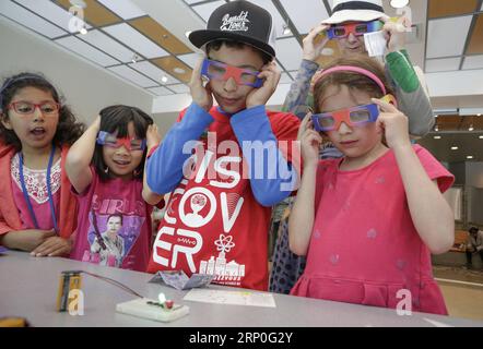 (180513) -- VANCOUVER, le 13 mai 2018 -- des enfants regardent une expérience de physique lors du rendez-vous des sciences qui s'est tenu à l'Université de la Colombie-Britannique à Vancouver, Canada, le 12 mai 2018. Science Rendezvous est un événement scientifique avec plus de 300 événements simultanés dans différentes villes du Canada. L'événement visait à engager le public, en particulier les jeunes, à susciter l'intérêt et à participer à la science. ) (Zxj) CANADA-VANCOUVER-SCIENCE RENDEZVOUS LiangxSen PUBLICATIONxNOTxINxCHN Banque D'Images