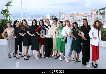 (180513) -- CANNES, le 13 mai 2018 -- la réalisatrice Eva Husson (6e L) pose avec d'autres acteurs au photocall pour filles du Soleil (les filles du Soleil) lors du 71e Festival annuel du film de Cannes au Palais des Festivals de Cannes, France, le 13 mai 2018.) (SRB) FRANCE-CANNES-FESTIVAL- FILLES DU SOLEIL -PHOTO CALL LUOXHUANHUAN PUBLICATIONXNOTXINXCHN Banque D'Images