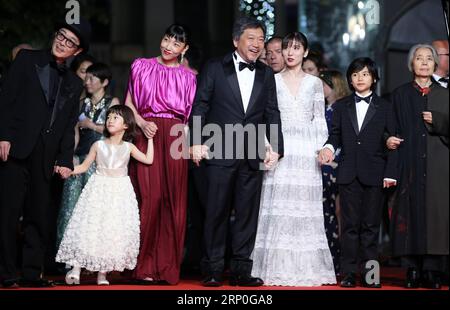 (180513) -- CANNES, 13 mai 2018 -- le réalisateur japonais Hirokazu Kore-EDA (C) pose avec d'autres acteurs sur le tapis rouge pour la première du film Shoplifters lors du 71e Festival International du film de Cannes à Cannes, France, le 13 mai 2018.) FRANCE-CANNES-FESTIVAL-VOLEURS À L'ÉTALAGE-PREMIÈRE LUOXHUANHUAN PUBLICATIONXNOTXINXCHN Banque D'Images