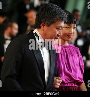 (180513) -- CANNES, 13 mai 2018 -- le réalisateur japonais Hirokazu Kore-EDA (L) pose avec d'autres acteurs sur le tapis rouge pour la première du film Shoplifters lors du 71e Festival International du film de Cannes à Cannes, France, le 13 mai 2018.) FRANCE-CANNES-FESTIVAL-VOLEURS À L'ÉTALAGE-PREMIÈRE LUOXHUANHUAN PUBLICATIONXNOTXINXCHN Banque D'Images