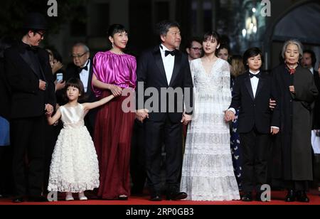 (180513) -- CANNES, 13 mai 2018 -- le réalisateur japonais Hirokazu Kore-EDA (C) pose avec d'autres acteurs sur le tapis rouge pour la première du film Shoplifters lors du 71e Festival International du film de Cannes à Cannes, France, le 13 mai 2018.) FRANCE-CANNES-FESTIVAL-VOLEURS À L'ÉTALAGE-PREMIÈRE LUOXHUANHUAN PUBLICATIONXNOTXINXCHN Banque D'Images