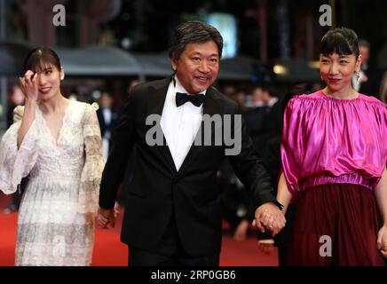 (180513) -- CANNES, 13 mai 2018 -- le réalisateur japonais Hirokazu Kore-EDA (C) pose avec d'autres acteurs sur le tapis rouge pour la première du film Shoplifters lors du 71e Festival International du film de Cannes à Cannes, France, le 13 mai 2018.) FRANCE-CANNES-FESTIVAL-VOLEURS À L'ÉTALAGE-PREMIÈRE LUOXHUANHUAN PUBLICATIONXNOTXINXCHN Banque D'Images