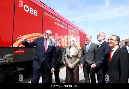 (180514) -- PÉKIN, 14 mai 2018 -- le président autrichien Alexander Van der Bellen (2e Front R), la ministre autrichienne des Affaires numériques et économiques Margarete Schrambock (4e R, Front), l'ambassadrice chinoise en Autriche Li Xiaosi (1e R, Front) et d'autres invités inspectent un nouveau train de marchandises Chine-Europe de Chengdu à Vienne au centre de fret sud de Vienne, en Autriche, le 27 avril 2018. (wtc) Xinhua Headlines : dans un contexte d'attentes élevées, Belt and Road Initiative apporte plus de résultats gagnant-gagnant à l'Europe PanxXu PUBLICATIONxNOTxINxCHN Banque D'Images